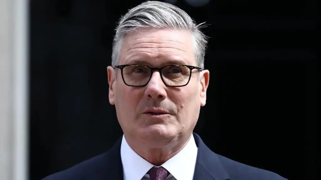 Keir Starmer anunció su renuncia como primer ministro británico tras perder apoyo dentro del Partido Laborista. Andy Burnham aparece como el principal favorito para sucederlo en Downing Street. FOTO: AFP.