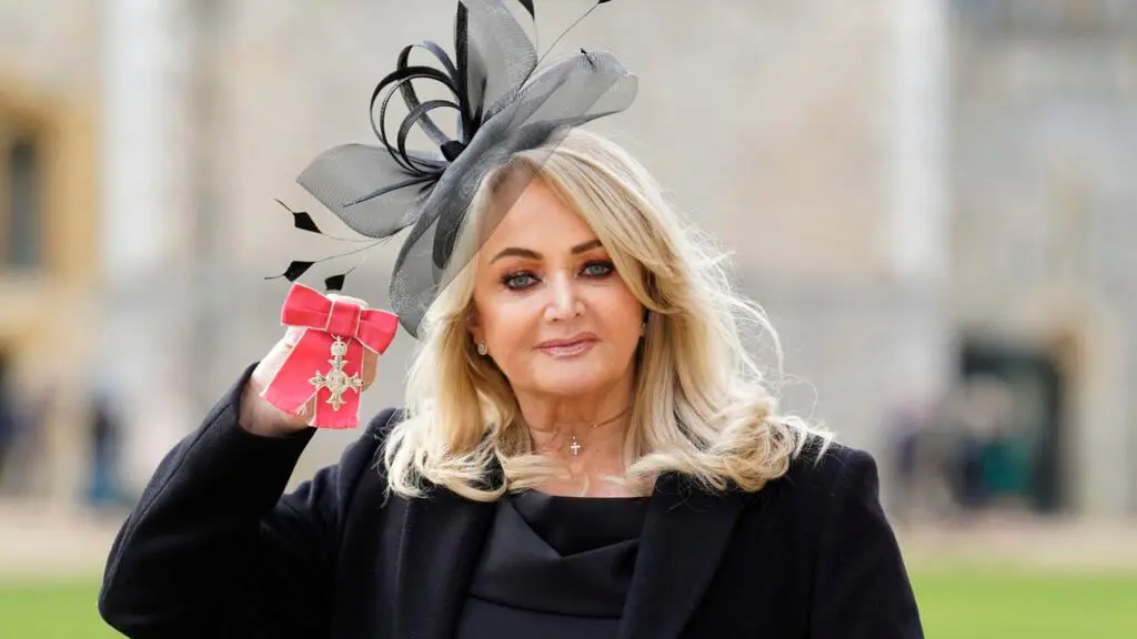 En 2023 Bonnie Tyler fue reconocida por el Rey Carlos III como integrante del la Orden del Imperio Británico. FOTO AFP