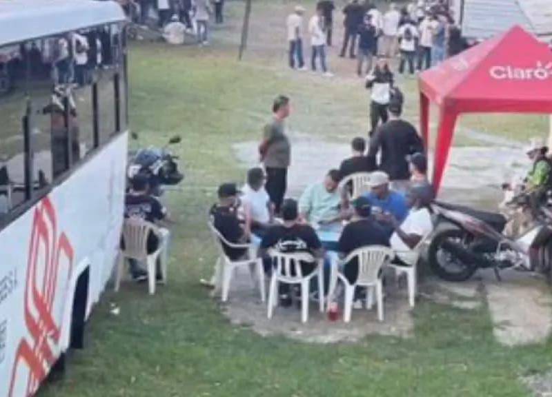 Personas permanecen en los alrededores de la cárcel La Paz de Itagüí, donde se ha instalado un campamento en medio de la polémica por el eventual traslado de cabecillas. FOTO: @claudiacarrasq.