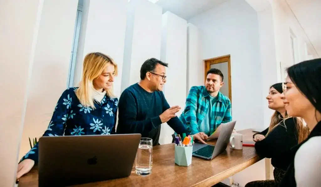 Reemplazar a un empleado puede costar hasta el doble de su salario, según Gallup. FOTO: GETTY