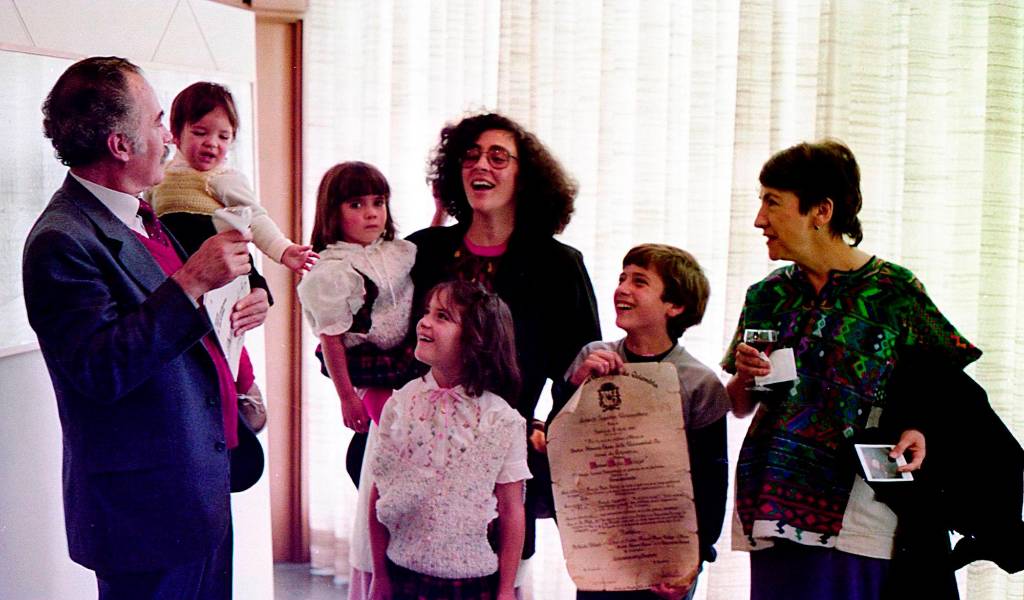 Manuel Mejía con su familia: Valeria, Adelaida, María José, Pablo Mateo y su esposa entonces, Dora Luz, y su suegra, la artista Dora Ramírez. Foto: Jairo Osorio.