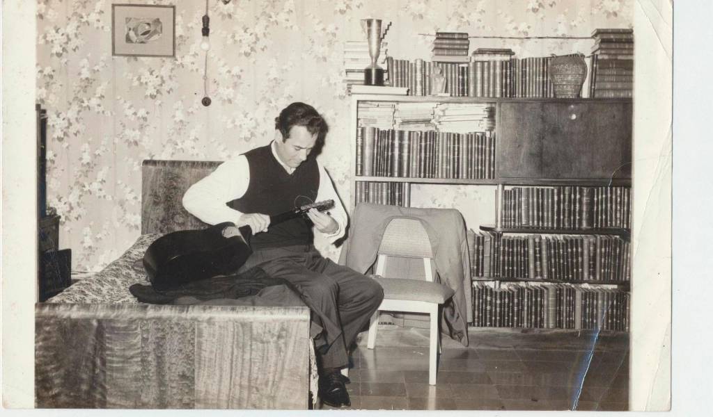 Esta foto es del archivo familiar Mejía Echeverría, la tiene enmarcada la hija de Manuel, Valeria Mejía. Ella dice que la encontró y es muy posible que poco se haya visto. Foto: Archivo familiar.