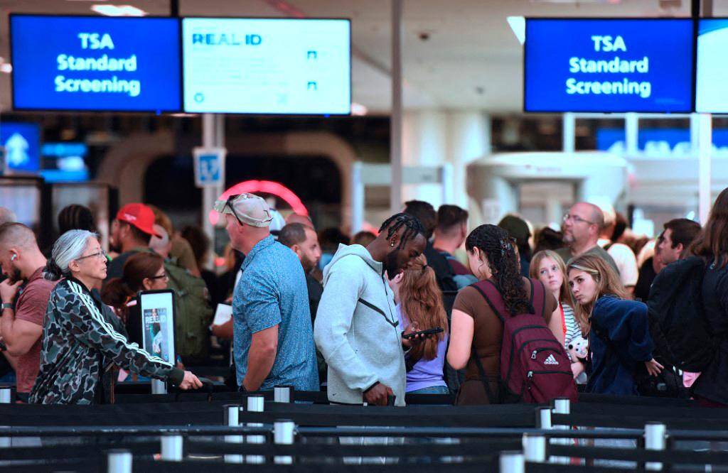 Así luce el aeropuerto de Orlando, en Florida. Decenas de viajeros hacen filas interminables para pasar los controles de seguridad en medio de las afectaciones por el cierre de gobierno, que limita el pago de salarios al personal aeroportuario. FOTO: AFP 