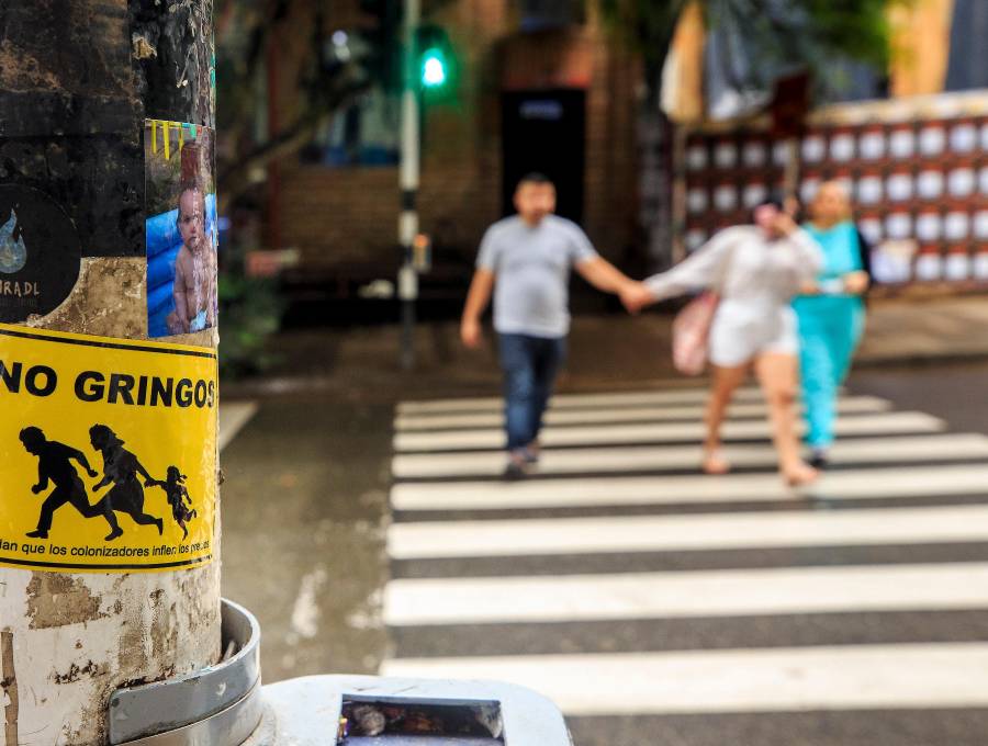 Durante los últimos años, en las calles ciudadanos han protestado por los impactos del auge turístico de Medellín pegando stickers y pancartas. FOTO: Camilo Suárez 