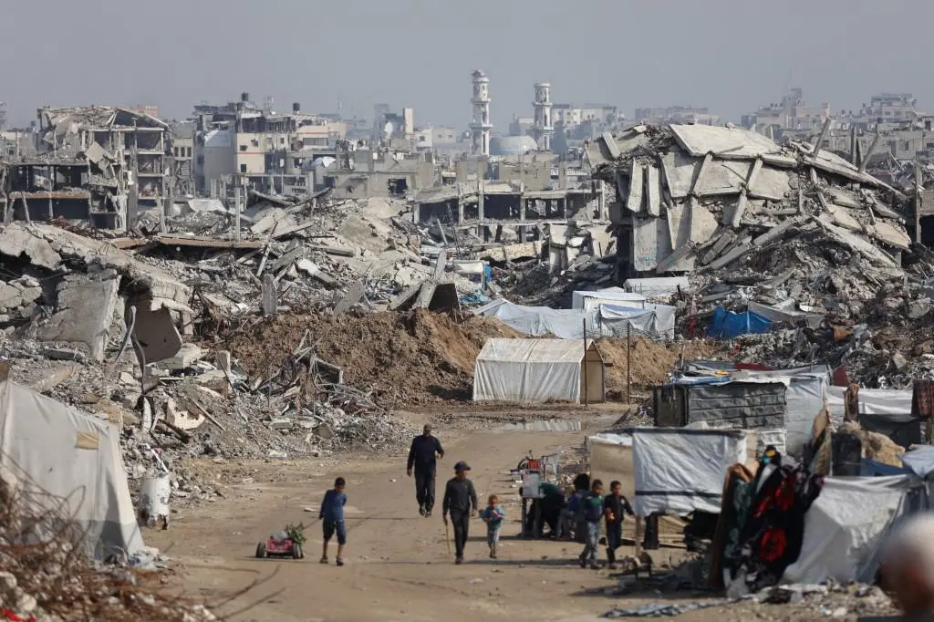 Palestinos desplazados intentan sobrevivir en tiendas de campaña improvisadas, instaladas sobre los escombros, en el barrio de Zeitoun, ciudad de Gaza. FOTO Agencia AFP