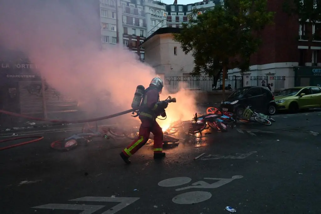 Miles de aficionados del PSG salieron a las calles de París y otras ciudades francesas para celebrar la conquista de la Liga de Campeones. FOTO: AFP.