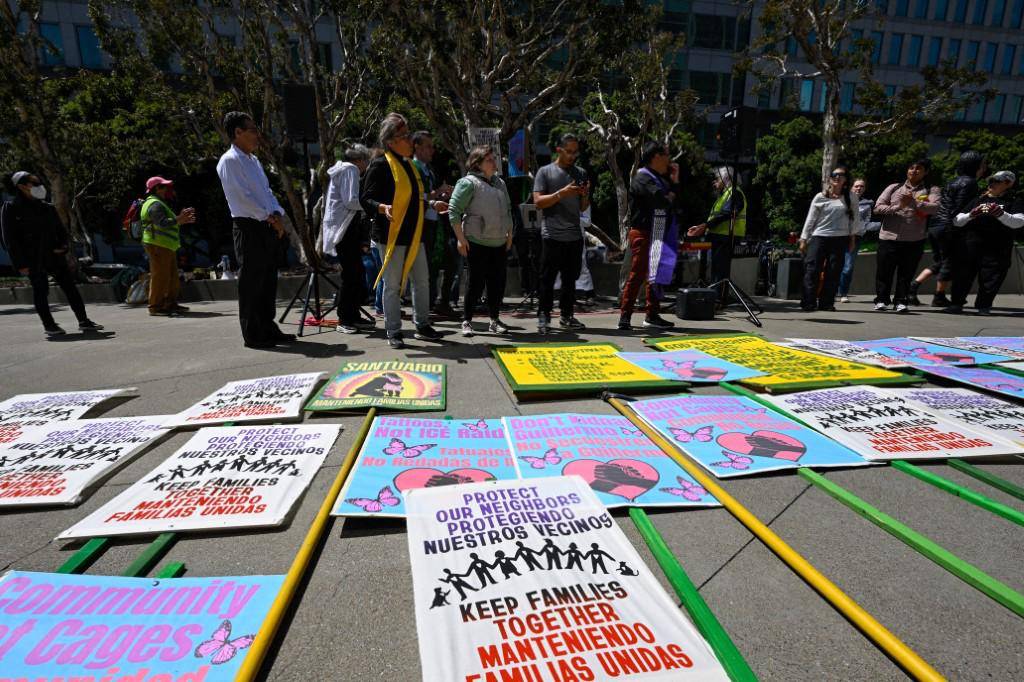 Una multitud se reúne afuera del Edificio Federal Phillip Burton para apoyar a Guillermo Medina Reyes, quien permanece bajo custodia de ICE. FOTO: AFP. 