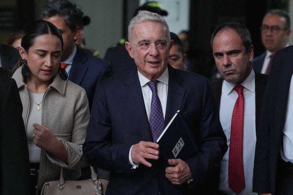 El Tribunal Superior revocó la detención domiciliaria de Álvaro Uribe. FOTO: AFP