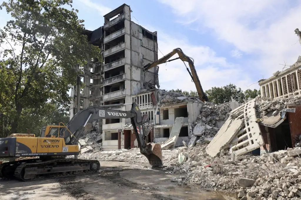 Excavadora desmantelando un edificio destruido en Ucrania por un ataque ruso. FOTO: AFP