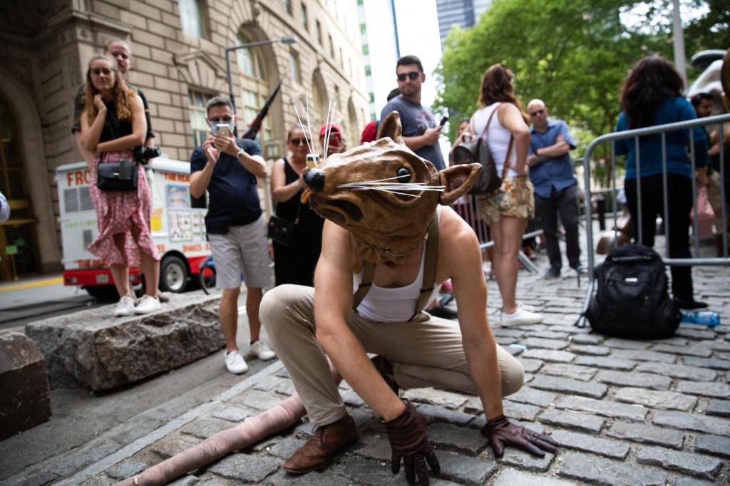 Un hombre disfrazado de rata en Nueva York. FOTO: AFP