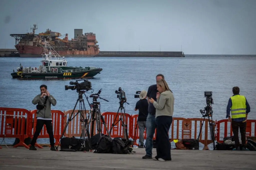 Una patrullera de la Guardia Civil en el Puerto de Granadilla, donde se espera la llegada del MV Hondius con pasajeros que podrían estar infectados con hantavirus, mientras los trabajadores del Puerto de Granadilla continúan realizando operaciones de refuerzo de seguridad y del perímetro antes de la llegada del MV Hondius a la isla de Tenerife. FOTO: AFP