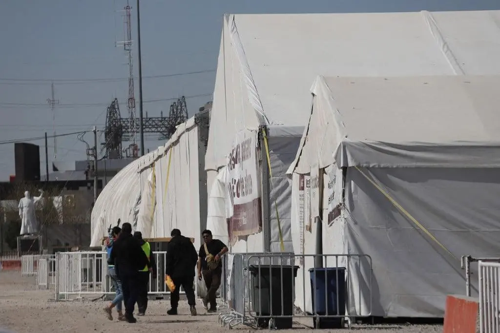 Se han instalado cerca de 12 Centros Integradores Paisano en puntos clave de la frontera con Estados Unidos, como Tijuana, Ciudad Juárez y Nuevo Laredo. Foto: AFP. 