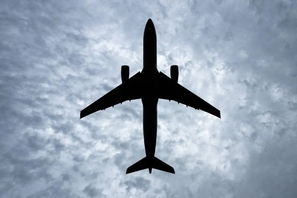 La silueta de un avión en el cielo. FOTO: AFP