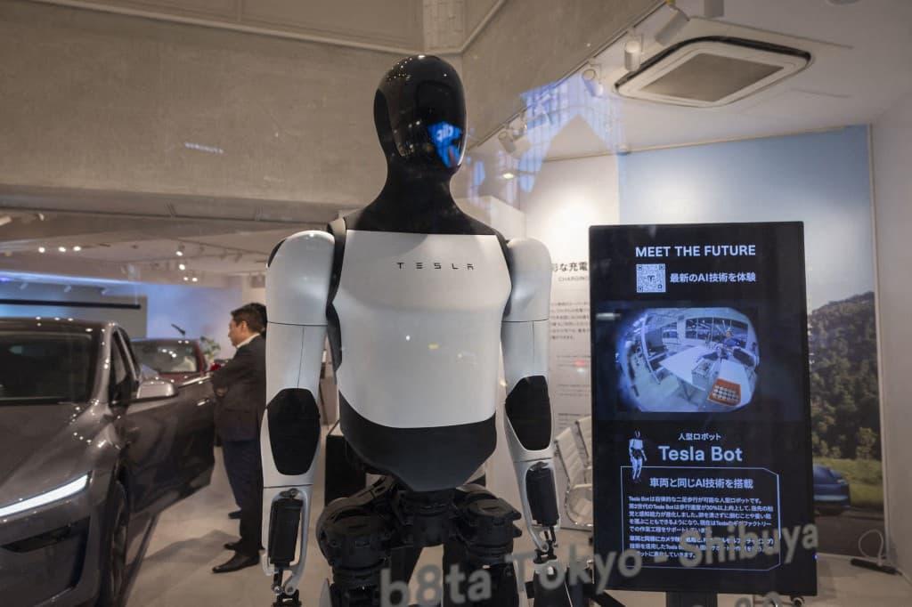 Elon Musk aseguró que la inteligencia artificial y la robótica, con proyectos como Optimus y la conducción autónoma, podrían acabar con la pobreza y transformar la economía global. FOTO: AFP.