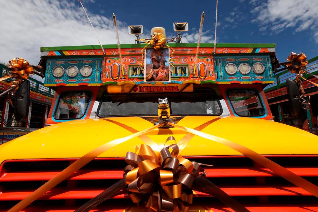 Las tradicionales chivas también lucieron la imagen de la Virgen patrona de los transportadores para conmemorar su día. Foto: Edwin Bustamante