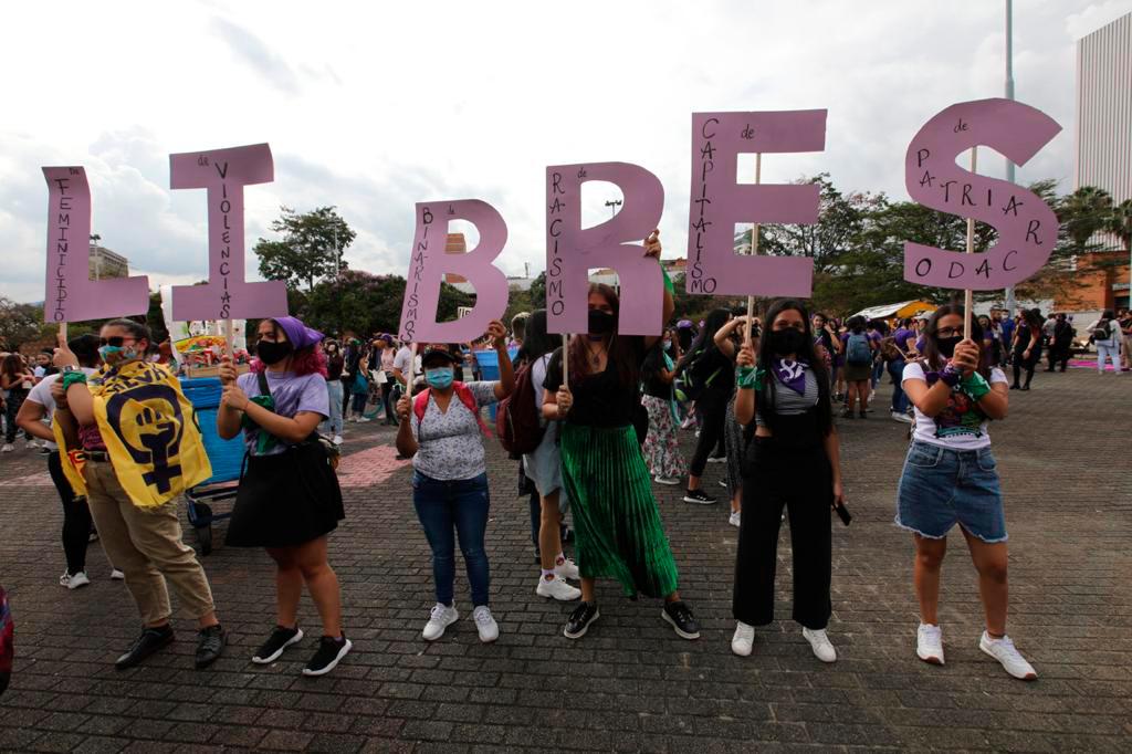 Las mujeres siguen la lucha por la igualda de derechos, como parte del movimiento feminista de todo el mundo. Foto Edwin Bustamante