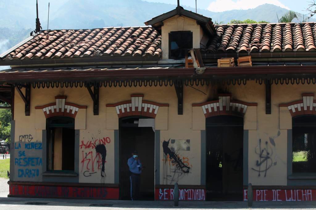 Después de llevar varios años restaurada y de ser un orgullo de la ciudad, manifestantes quemaron y rayaron por completo la antigua estación del bosque. FOTOS: EDWIN BUSTAMANTE