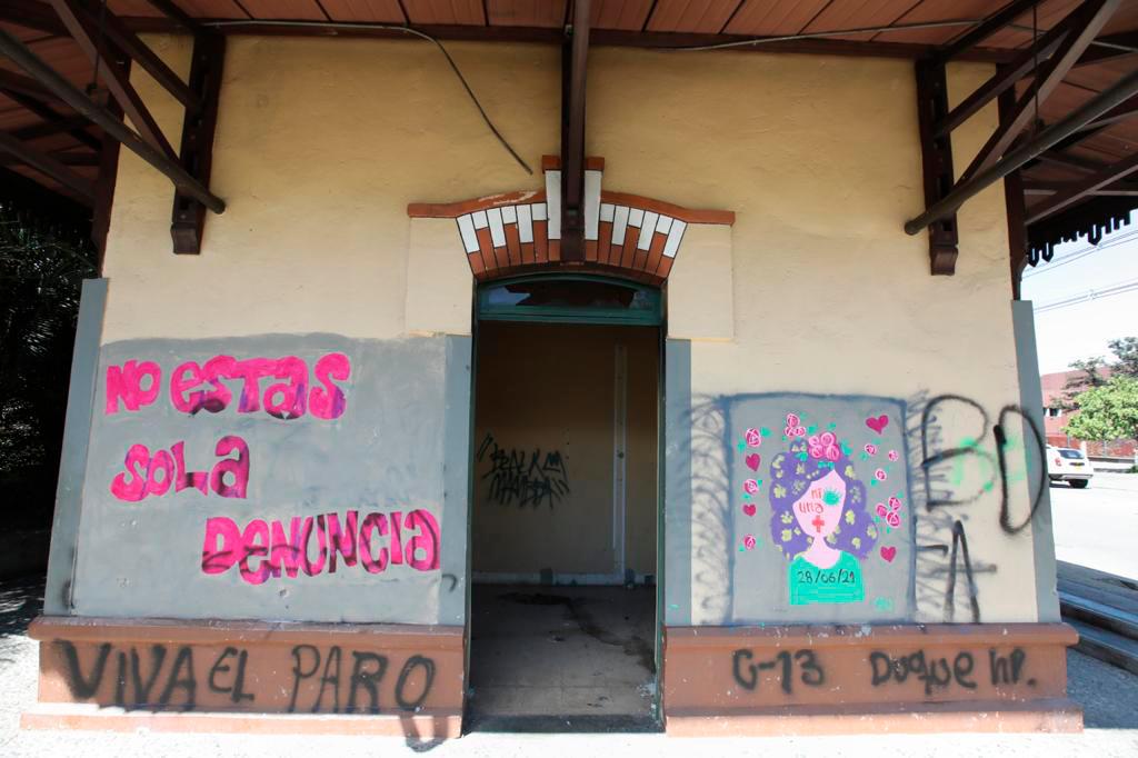 Así quedaron las paredes internas y externas de la antigua estación del ferrocarril, después de ser incendiada por algunos vándalos que protestan en el paro nacional. FOTOS: EDWIN BUSTAMANTE