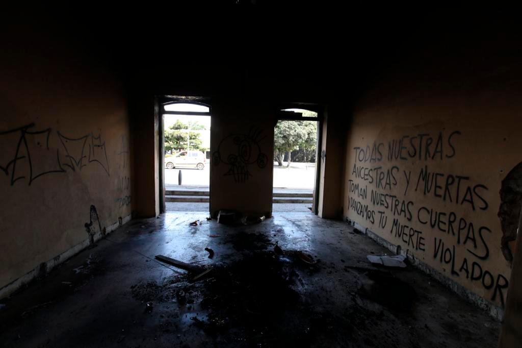 Después de llevar varios años restaurada y de ser un orgullo de la ciudad, manifestantes quemaron y rayaron por completo la antigua estación del bosque. FOTOS: EDWIN BUSTAMANTE