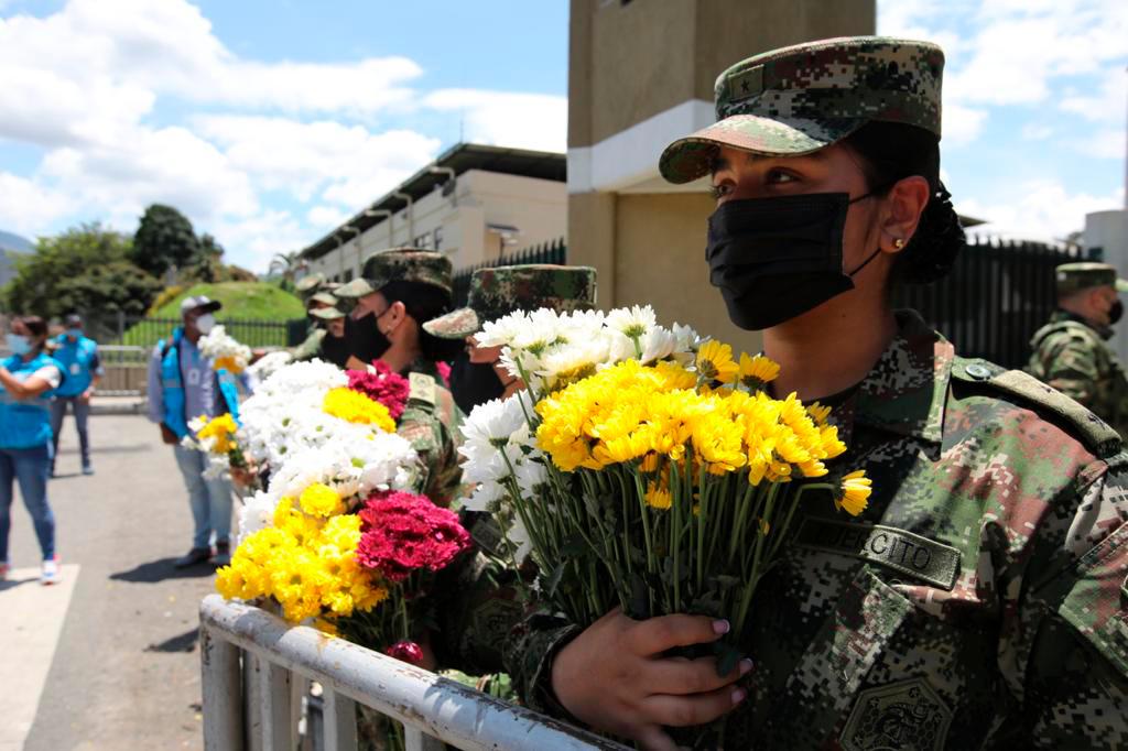 Las integrantes de las Fuerzas Armadas compartieron flores con las personas que llegaron al plantón frente a la IV Brigada. Foto: Edwin Bustamante