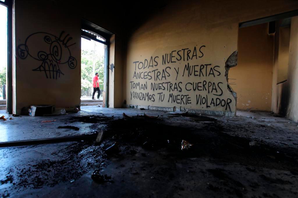 Así quedaron las paredes internas y externas de la antigua estación del ferrocarril, después de ser incendiada por algunos vándalos que protestan en el paro nacional. FOTOS: EDWIN BUSTAMANTE
