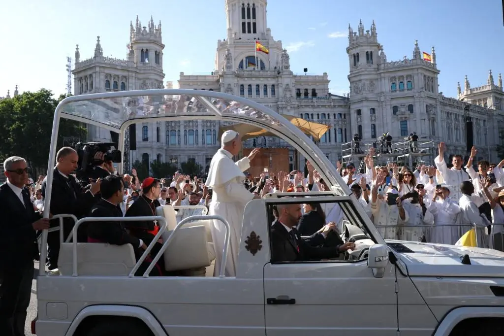 El papa León XIV ofició este domingo una misa al aire libre en pleno centro de Madrid, que reunió más de un millón de personas, en su segundo día de visita a España. FOTO: AFP