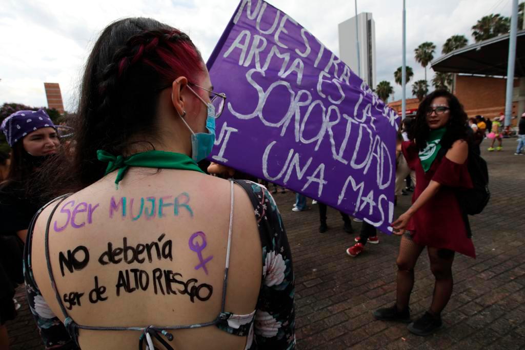 Las marchantes resaltaron que “el 8 de marzo no se celebra el día de la mujer. Se conmemora el día internacional de derechos humanos de las mujeres”. Foto Edwin Bustamante