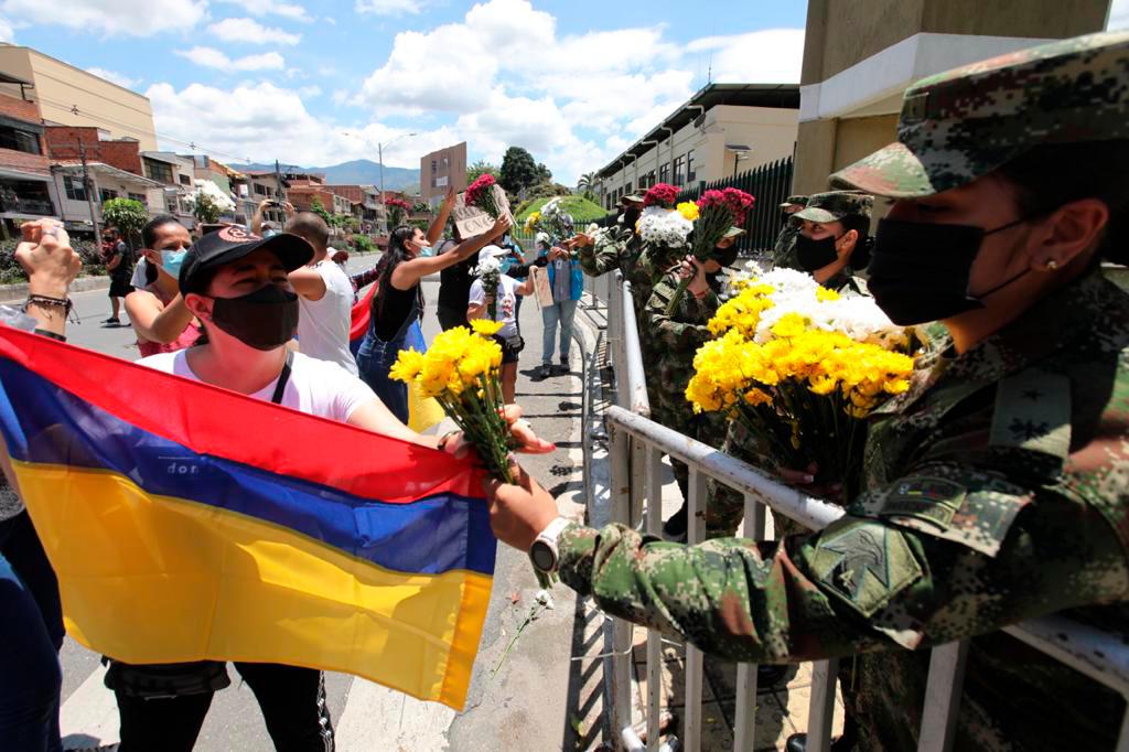 Los integrantes de las Fuerzas Militares de Colombia, en las afueras de la IV Brigada, compartieron flores con los marchantes. Foto: Edwin Bustamante