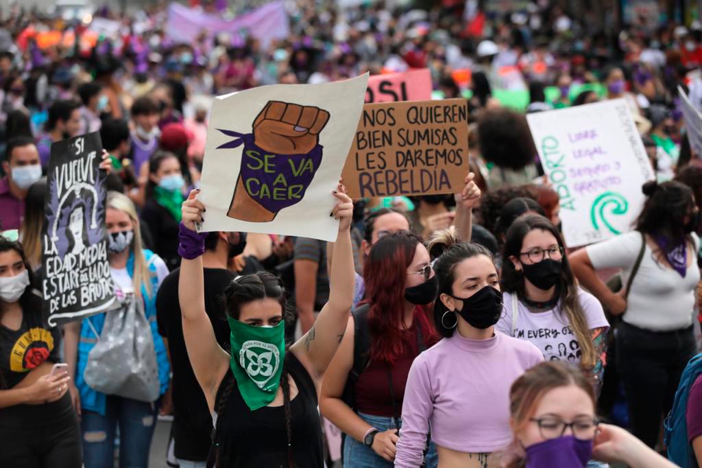 El movimiento político de mujeres estamos Listas, en alianza con otras organizaciones como la Red Feminista Antimilitarista y Mujeres que crean, convocaron a la marcha “Juntas Avanzamos”. Foto Edwin Bustamante