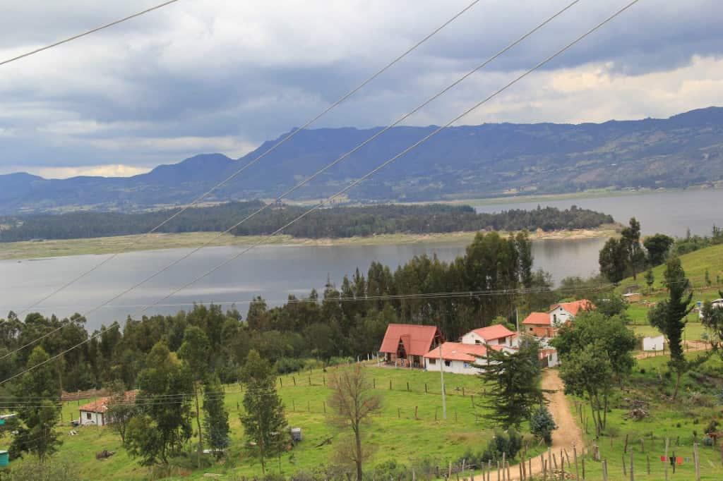 La Laguna de Guatavita, ubicada en el municipio de Sesquilé (Cundinamarca), es un sitio conocido por la leyenda de El Dorado y uno de los principales atractivos en este municipio. Imagen, AFP.