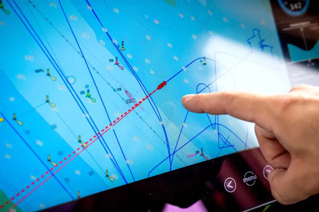 Los canales y los barcos se muestran en un mapa digital a bordo. FOTO: AFP