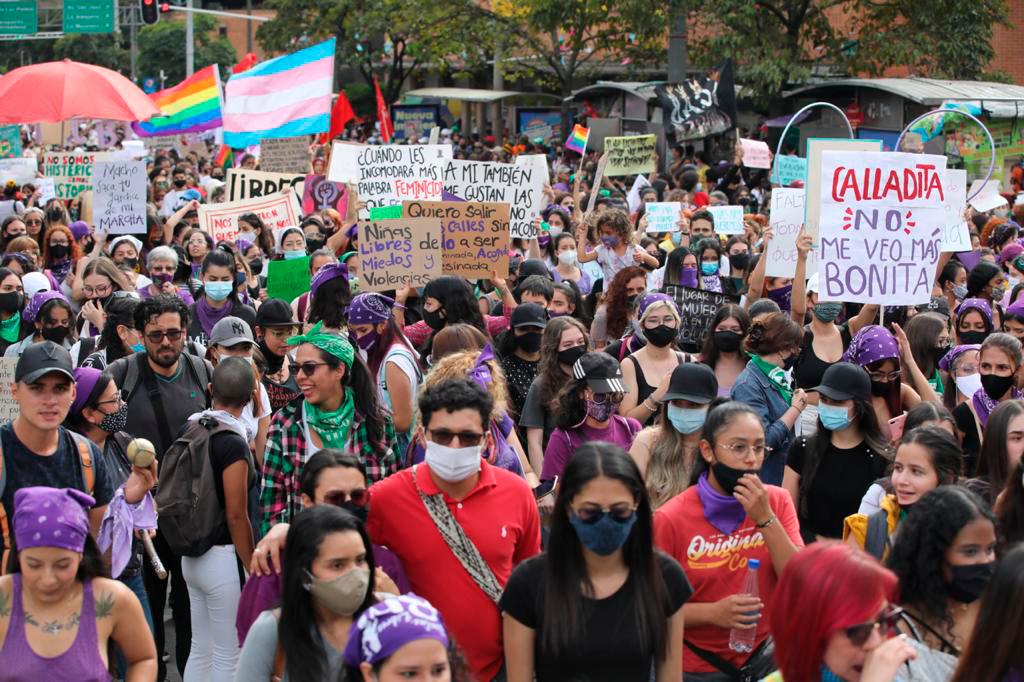 Las mujeres colombianas se unieron para celebrar su día y pedir que pare le violencia contra ellas. Foto Edwin Bustamante