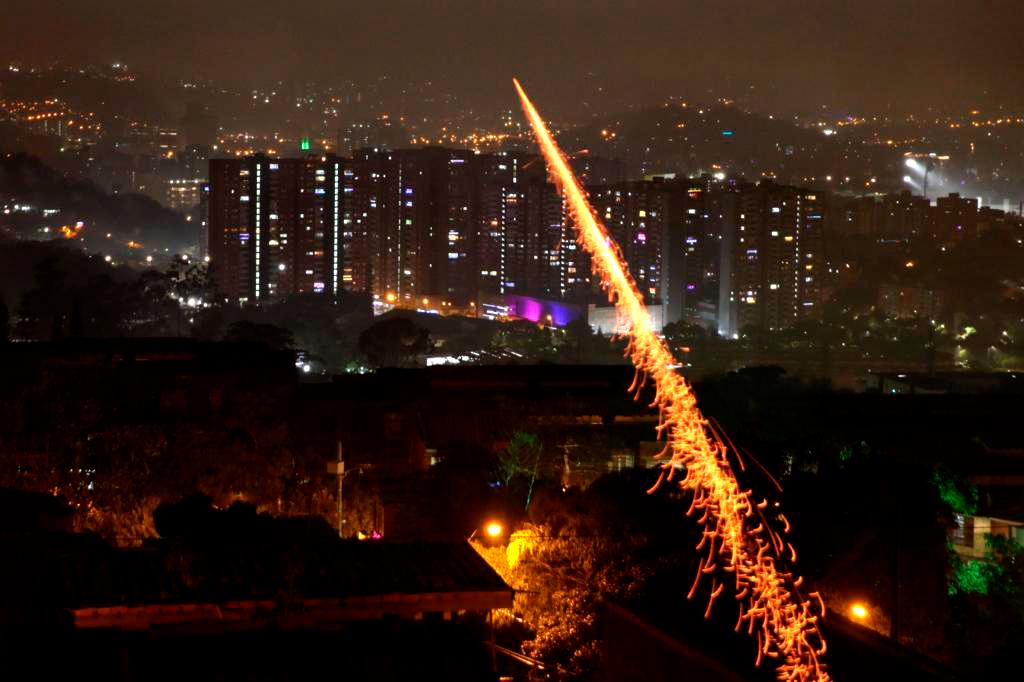 La pólvora inundó los cielos de Medellín y los municipios aledaños incluso desde horas antes de la medianoche. FOTO EDWIN BUSTAMANTE