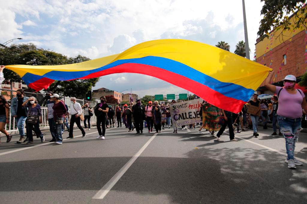 El movimiento político de mujeres Estamos Listas, en alianza con otras organizaciones como la Red Feminista Antimilitarista y Mujeres que crean, convocaron a la marcha “Juntas Avanzamos”. Foto Edwin Bustamante