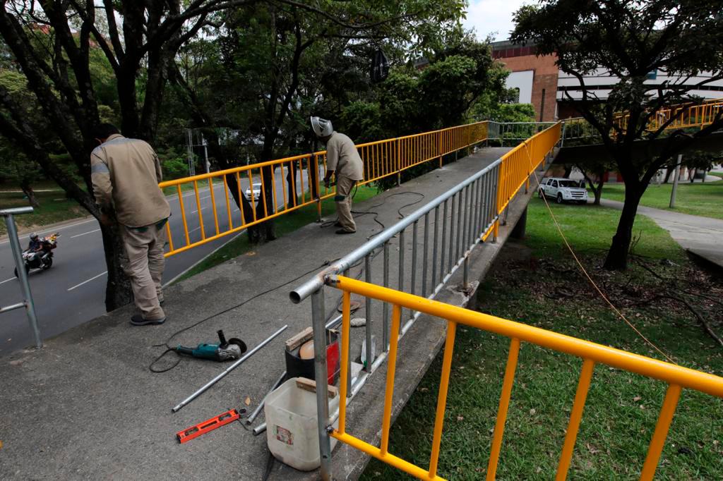 “Desde el momento que conocimos del hurto de los pasamanos que se encontraban sobre el puente peatonal dispusimos de todos los esfuerzos necesarios para fabricar e instalar los 170 metros lineales que fueron hurtados” dijo Natalia Urrego Arias, Secretaria infraestructura Física de Medellín. Foto: Edwin Bustamante