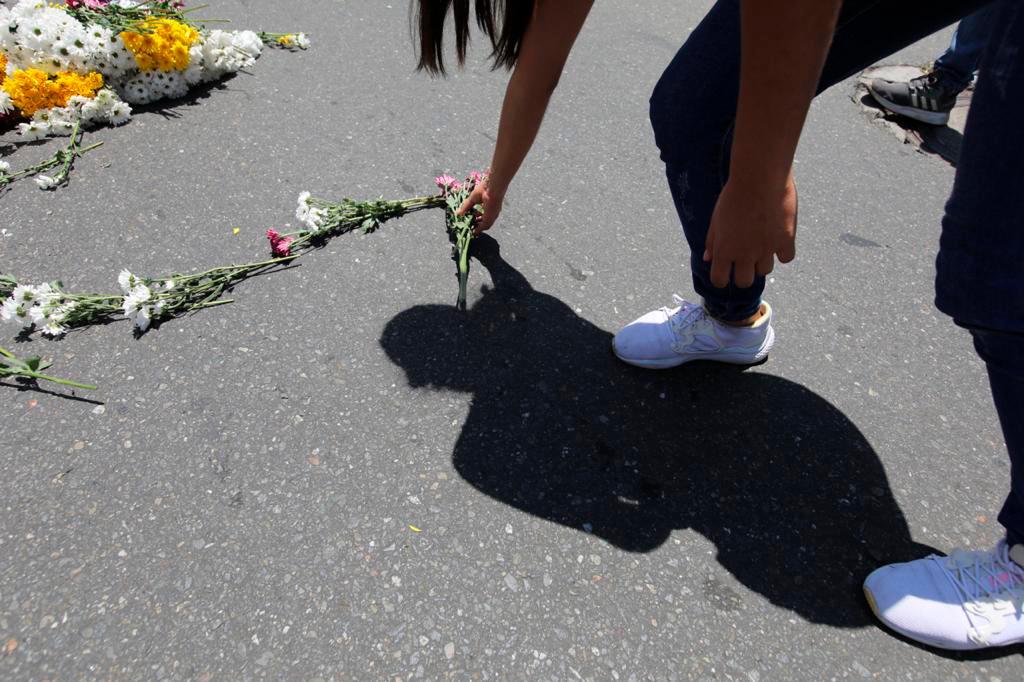 Formar un gran S.O.S con flores, la idea de los marchantes frente a la IV Brigada. Foto: Edwin Bustamante