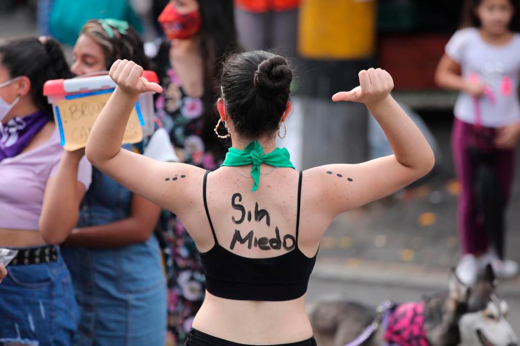 Las marchantes resaltaron que “el 8 de marzo no se celebra el día de la mujer. Se conmemora el día internacional de derechos humanos de las mujeres”. Foto Edwin Bustamante