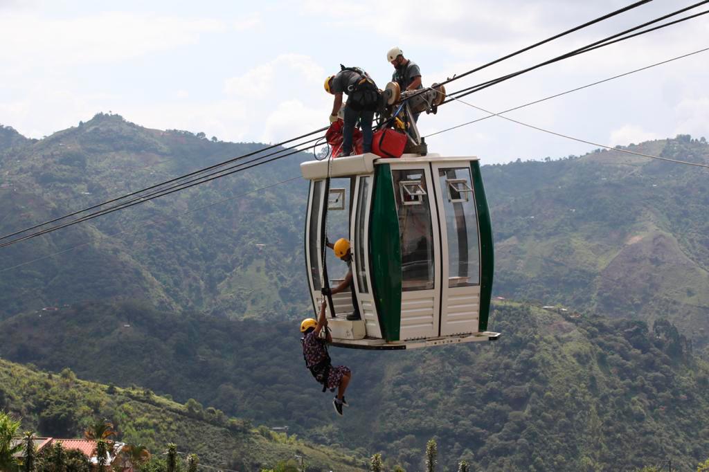 Al medio día del martes el cable aéreo del corregimiento San Sebastián de Palmitas se rompió. Foto: Edwin Bustamante.