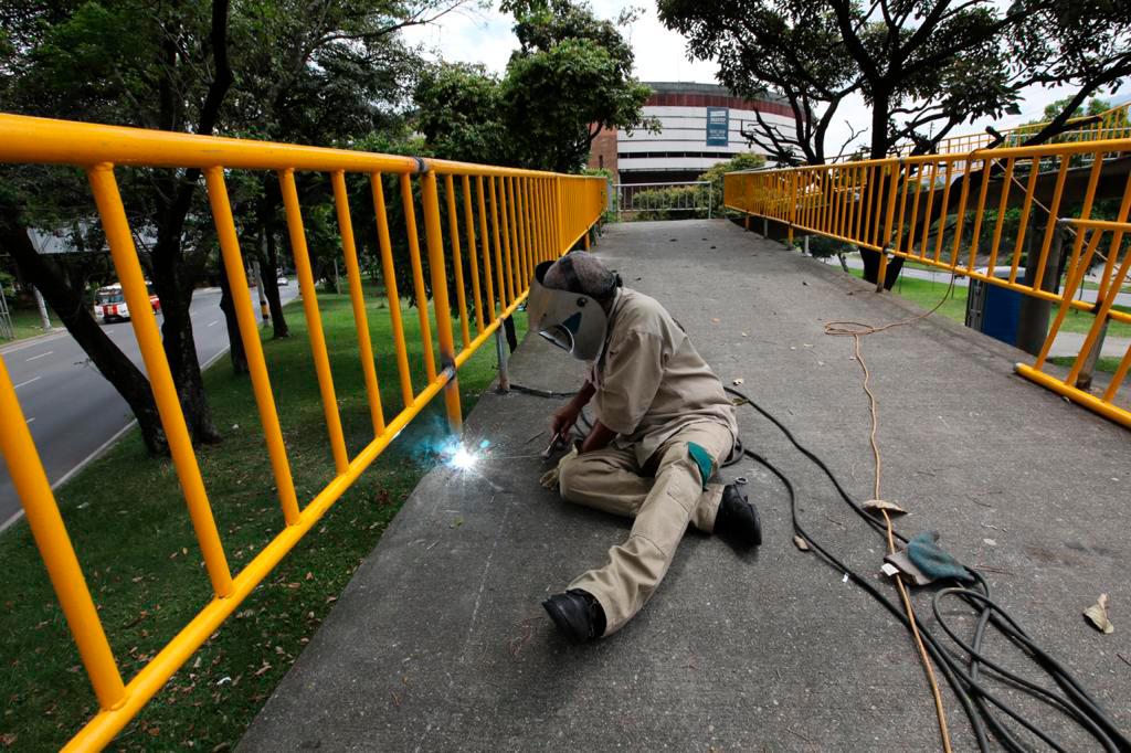 Quedan faltando 40 metros de pasamanos que están siendo gestionados e instalados por el propio equipo de la Secretaria de Infraestructura es decir los trabajadores oficiales. Foto: Edwin Bustamante