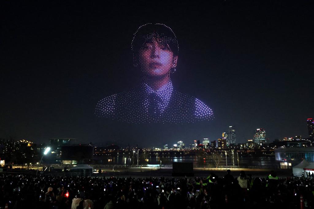 Jungkook, integrante del grupo surcoreano BTS, fue víctima de acoso reiterado por parte de una fan brasileña entre diciembre de 2025 y el pasado mes de febrero. FOTO Getty Images via AFP