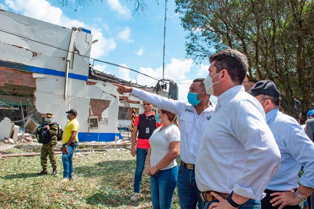 A esta hora se adelanta un Consejo de Seguridad en Saravena. El ministro Molano señaló que en el encuentro “se evaluan daños materiales y se prioriza atención a víctimas tras el atentado”. FOTO CORTESÍA MINISTERIO DE DEFENSA