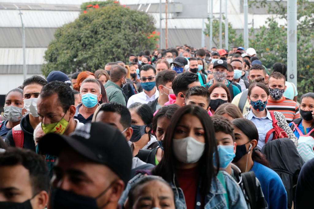 Desde Caribe hasta Niquía hubo confusión y aglomeraciones por los pasajeros que esperaban llegar a sus lugares de trabajo y estudio. Foto: Edwin Bustamante