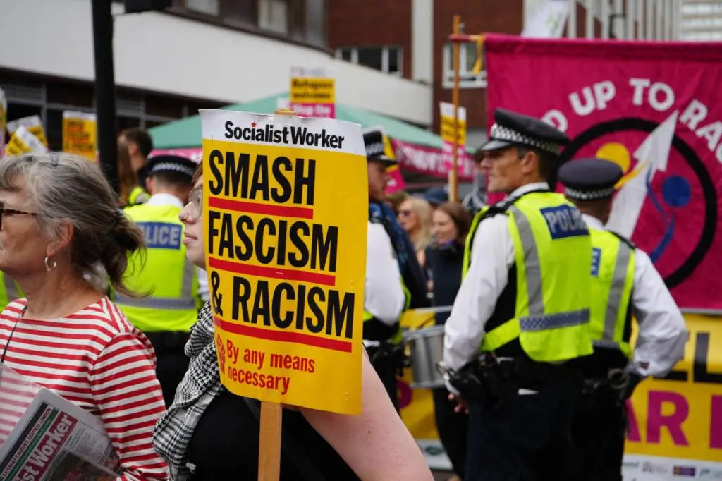 Protestantes en Londres, Reino Unido, por las políticas gubernamentales de alojamiento para asilo. FOTO: AFP