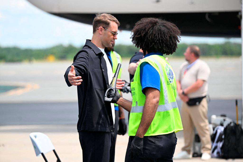 El arquero de la Selección de Alemania, Manuel Neuer, es requisado en el aeropuerto de Carolina del Norte. Foto: AFP