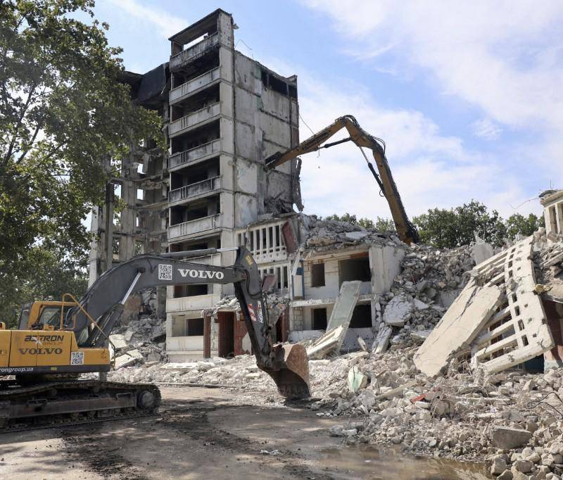 Excavadora desmantelando un edificio destruido en Ucrania por un ataque ruso. FOTO: AFP
