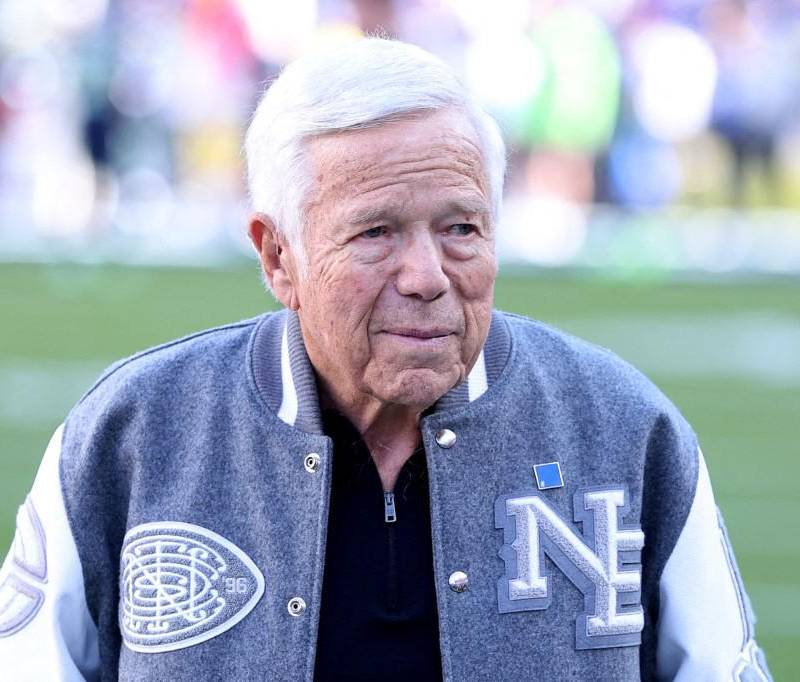 Detrás del veto está Robert Kraft, empresario de 85 años, propietario de los New England Patriots y del Gillette Stadium, quien presionó a los recintos para que rechazaran los conciertos si Macklemore participaba. FOTO Getty Images via AFP