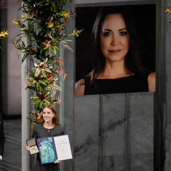 La hija de la Premio Nobel de la Paz, Ana Corina Sosa, acepta el premio en nombre de su madre durante la ceremonia del Premio Nobel de la Paz en el Ayuntamiento de Oslo. FOTO: AFP