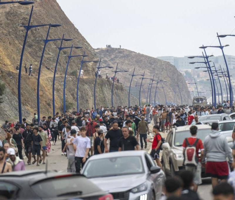Miles de migrantes cruzan desde Marruecos hacia Ceuta, una de las principales puertas de entrada a Europa, en medio de la mayor crisis migratoria registrada en la ciudad autónoma desde 2021. FOTO: AFP.