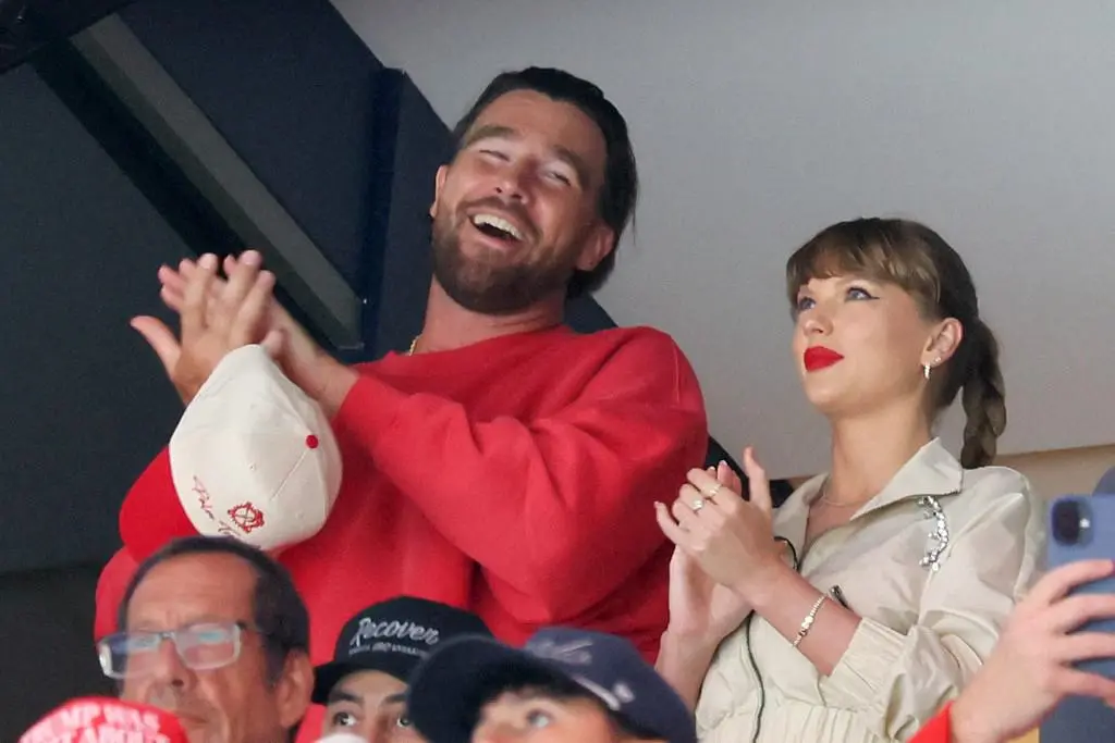  Travis Kelce y Taylor Swift, una de las parejas más comentadas entre el deporte y la música. Foto: Getty Images via AFP. 