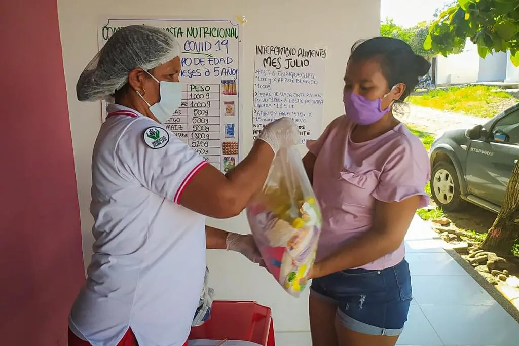 Municipios de Urabá, La Guajira y Chocó estarían afectados por demoras que podrían aplazar hasta dos meses la entrega de alimentos. FOTO DE REFERENCIA, ENTREGA DE ALIMENTOS POR PARTE DEL ICBF EN 2020. TOMADA DEL ICBF.